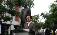 [포토]신연희 강남구청장, 도산 안창호 동상 방문