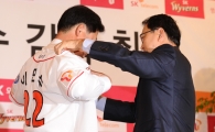 [포토] 이만수 감독 '대행은 떼고, 유니폼은 입고'