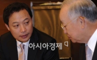 [포토] 대화 나누는 손 회장과 곽 위원장