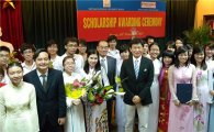 포니정 재단, 베트남 대학생 60명에 장학증서 전달