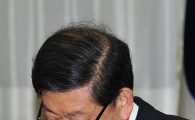 [포토] 코 만지는 총리