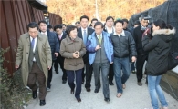 박원순 서울시장과 신연희 강남구청장 구룡마을 찾아 