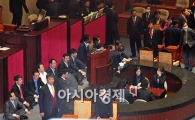 [포토] 본회의장에 주저 앉은 야당 의원들