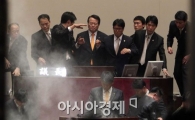 [포토] 본회의장에 최루탄 뿌린 김선동 의원
