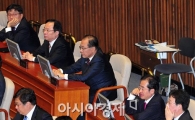 [포토] FTA 기습 처리 지켜보는 홍준표 대표