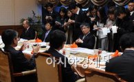 [포토] '기자들 질문 듣는 김 총수'