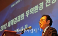 [포토] 2012년 세계경제 전망하는 사공일 회장