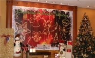 그랜드 힐튼, 호텔 로비서 '크리스마스 선물' 