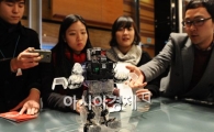 [포토] '새 로봇에 쏠린 관심'