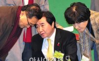 [포토] 심각한 이석현 민주당 전대 의장