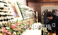 [포토] '헌화하는 장옥자 여사'