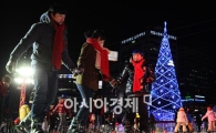 [포토] '스케이트장에 성탄 분위기 물씬'