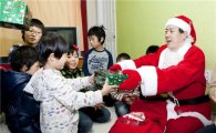 한국암웨이 임직원, 산타로 변신 