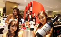 [포토] "롯데 정신 담긴 '쓰리엘 와인' 맛보실래요?"