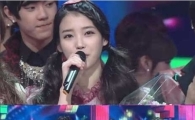 IU kicks off 2012 with 3rd win on SBS' "Inkigayo"