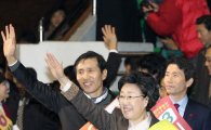 [포토] 손 흔드는 민주통합당 대표 후보