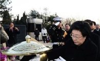 [포토] 김대중 전 대통령 묘소 참배하는 한명숙 대표