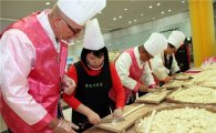 한국GM, 독거노인·소외가장에 식생활용품 전달