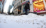 [포토] '눈을 치우자'