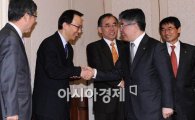 [포토] 악수 나누는 김 총재