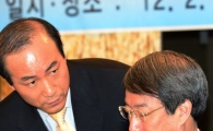 [포토] 시계 보는 정운찬 위원장