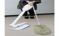 극세사 빗자루로 쓸면 흡입하면 청소 끝!