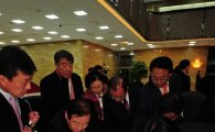 [포토] 18대 국회의원 기념 서명하는 의원들