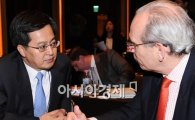 [포토]  ADB 부총재와 대화 나누는 김 차관
