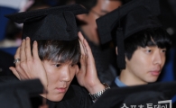 [포토] 학사모 고쳐쓰는 박태환