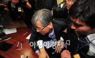 [포토] 끌려나가는 여상규 의원