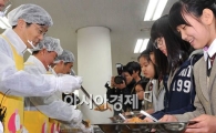 [포토] 무상급식 나눠주는 곽 교육감