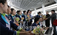 "사랑을 전해요" 노래부르는 에어부산 승무원