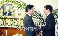 [포토] 유가족 위로하는 김재열