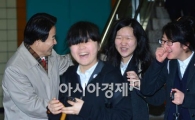 [포토] 미래 유권자들과 인사
