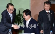 [포토] 위기관리대책회의 참석한 박재완 장관