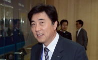 [포토] 회의장 들어서는 두산 김승영 사장