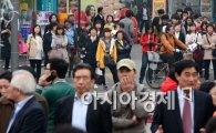[포토] 총선 D-1, 신중한 유권자들