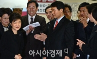 [포토] 당직자들에게 박수 받는 박근혜