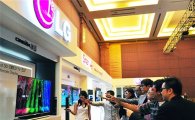 [포토]印尼찾은 LG전자 55인치 3D OLED TV