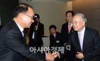[포토] 손경식 대한상의 회장 만나는 박재완 장관