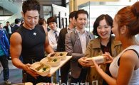 [포토] 비비고, 절대남자 b-BOX 출시 기념 비밤밥 무료 제공