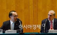 [포토] OECD 보고서 발표 지켜보는 박재완 장관