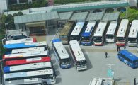 [포토] 외국인 버스로 꽉 찬 주차장