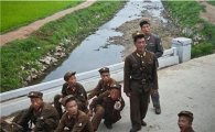 북한군의 현재 모습, "겨우 초등학생 체구?"