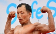 [포토] 환갑 맞이한 소방관의 근육