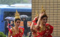 [포토] 비 피하는 태국여성들