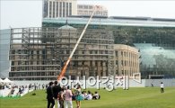 [포토] 가림막 걷어내는 서울시 신청사