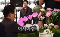 [포토] 헌화하는 박지원 민주통합당 원내대표