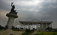 [포토] 19대 국회 개원 첫날 먹구름 몰린 국회의사당