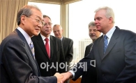 [포토] EU대사들과 악수 나누는 박태호